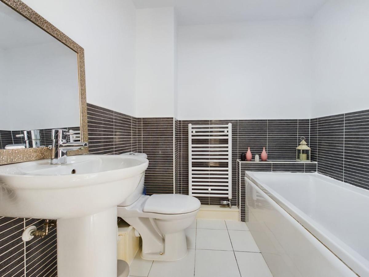 247 Serviced Accommodation In Stafford- 3Br Townhouse Eksteriør bilde