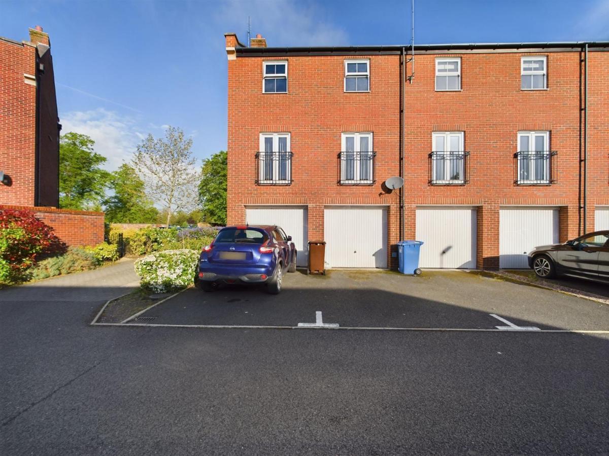 247 Serviced Accommodation In Stafford- 3Br Townhouse Eksteriør bilde